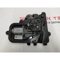 2 Der Elektromotor des Frontleitungshubs des vorderen rechten Inva mit der Klammer Tesla Modell 3 1096621-99-H